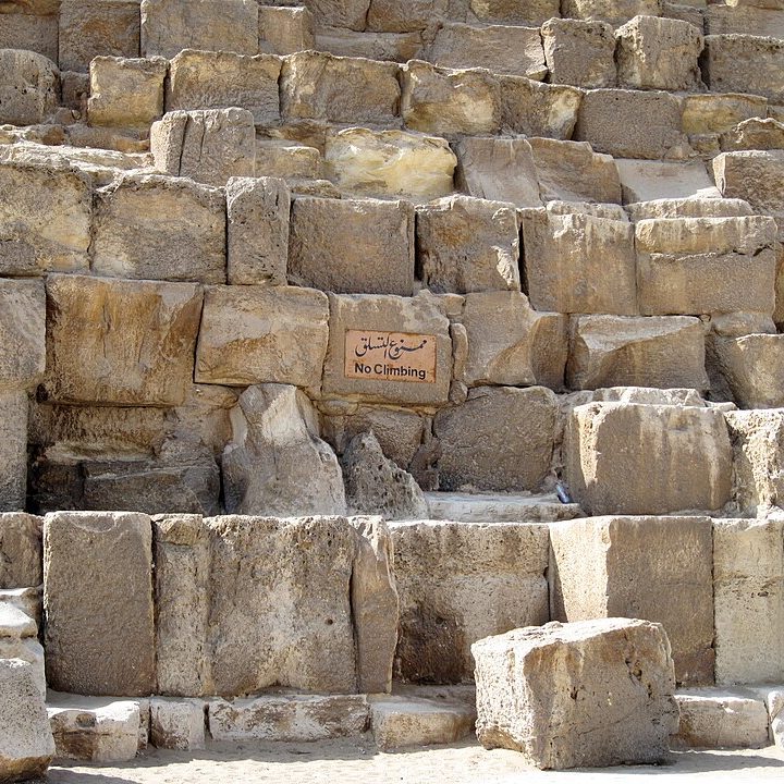 Steinblöcke an der Cheops Pyramide, darauf ein Schild mit der Aufschrift Don't Climb.